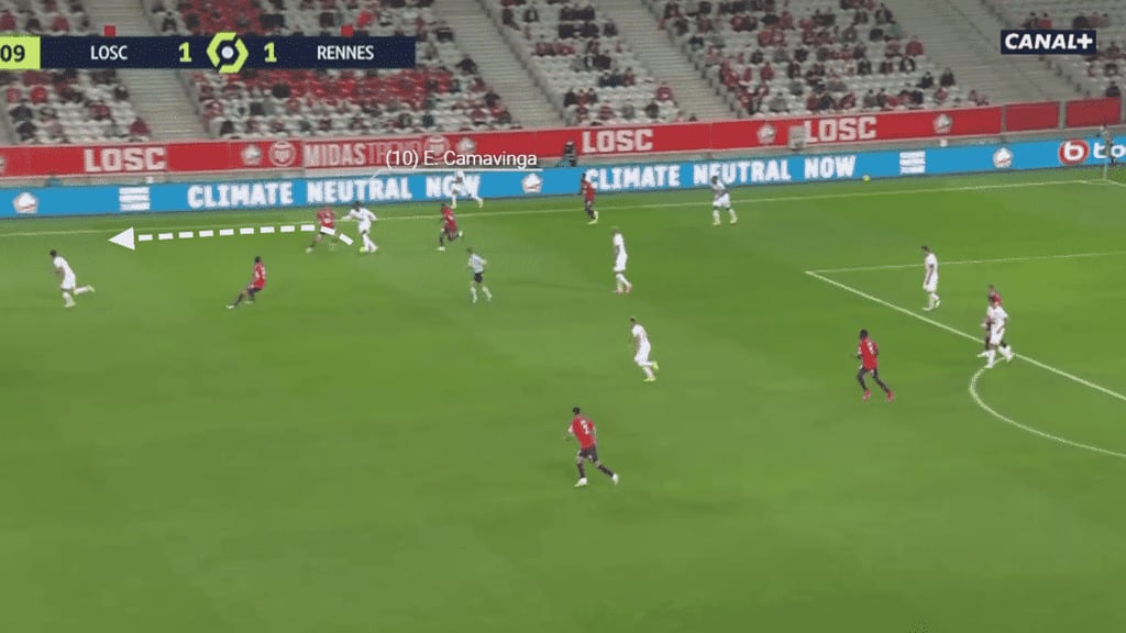 In this scenario, Camavinga, now on the right-hand side, receives the ball with Rennes under pressure. Twisting the ball and his body right, the Frenchman accelerates past to pressing Lille players.