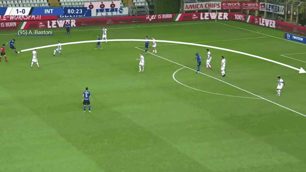 Bastoni often spots cross-field passes. Playing to the left of a back 3 allows for the Italian to spray passes to the right wing-back.