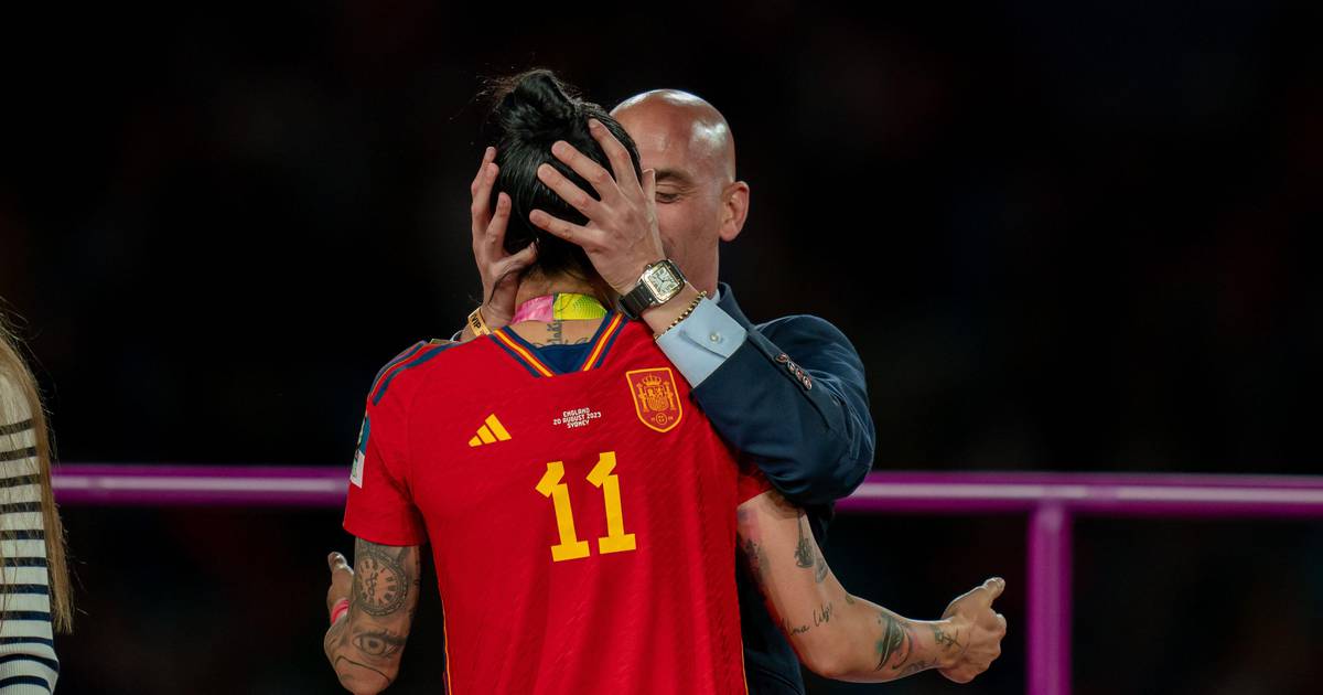 Luis Rubiales finally announces plans to resign as president of Spanish Football Federation
