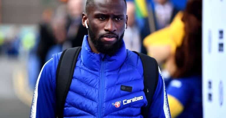 Manchester United submit offer for centre-back & ramp up interest in Chelsea star