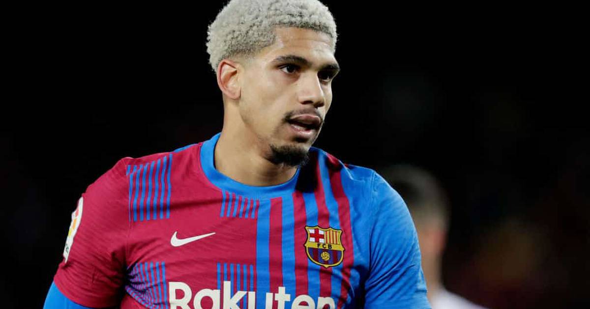 Arsenal & Manchester United-linked Araujo speaks out over future