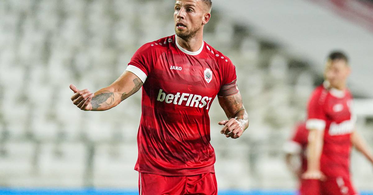 Watch: Toby Alderweireld clinches Antwerp’s first league title for 66 years with stunning injury-time strike
