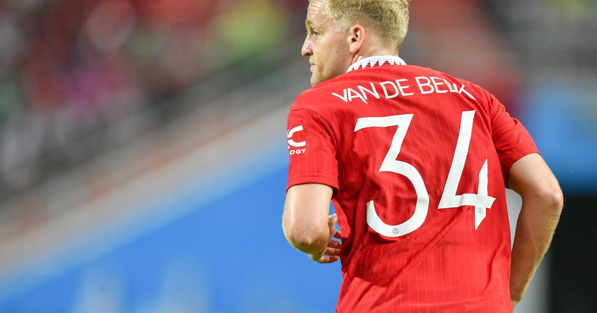 Erik ten Hag speaks out on Donny van de Beek’s Man United future