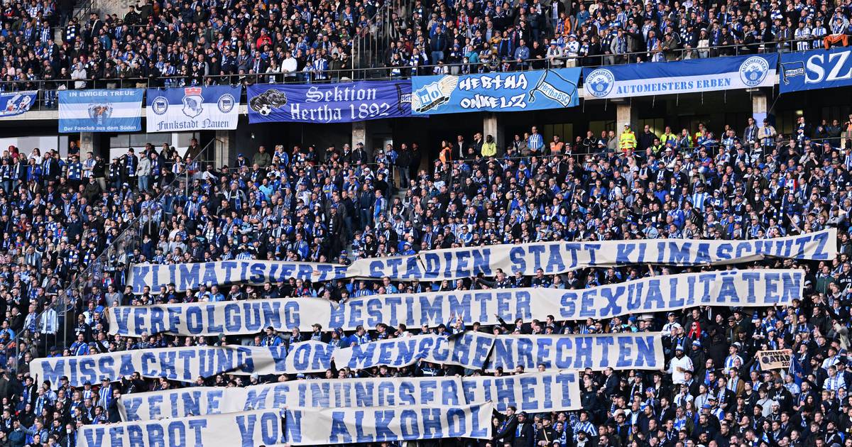 2022 World Cup | Bundesliga fans voice anti-Qatari World Cup opinion during protests at weekend fixtures in Germany