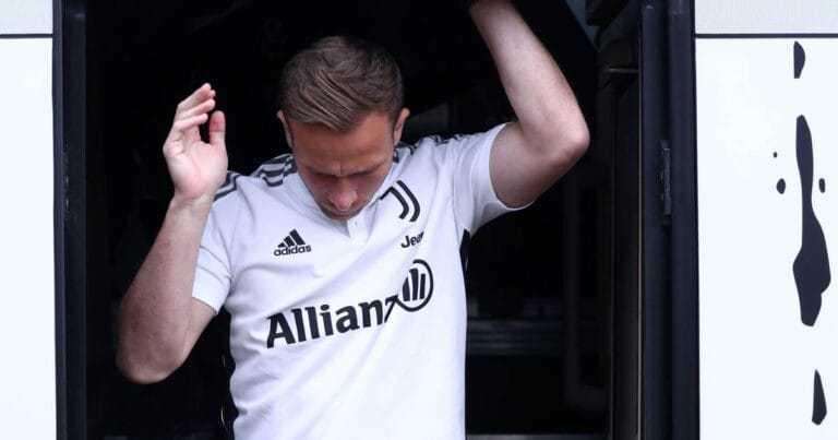 Arthur Melo flying to England to sign for Liverpool