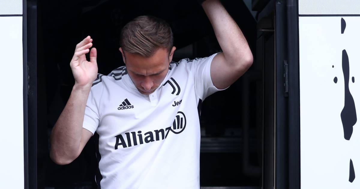 Arthur Melo flying to England to sign for Liverpool