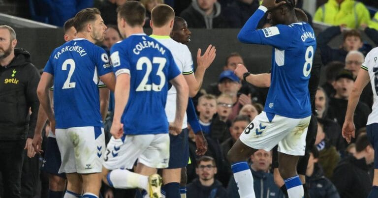 Everton team news and predicted XI vs Manchester United