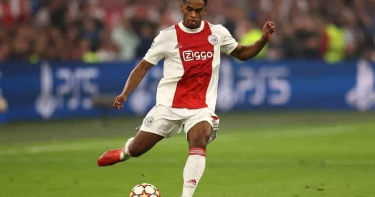 Ajax defender responds to Manchester United transfer speculation
