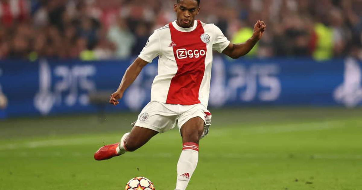 Ajax defender responds to Manchester United transfer speculation