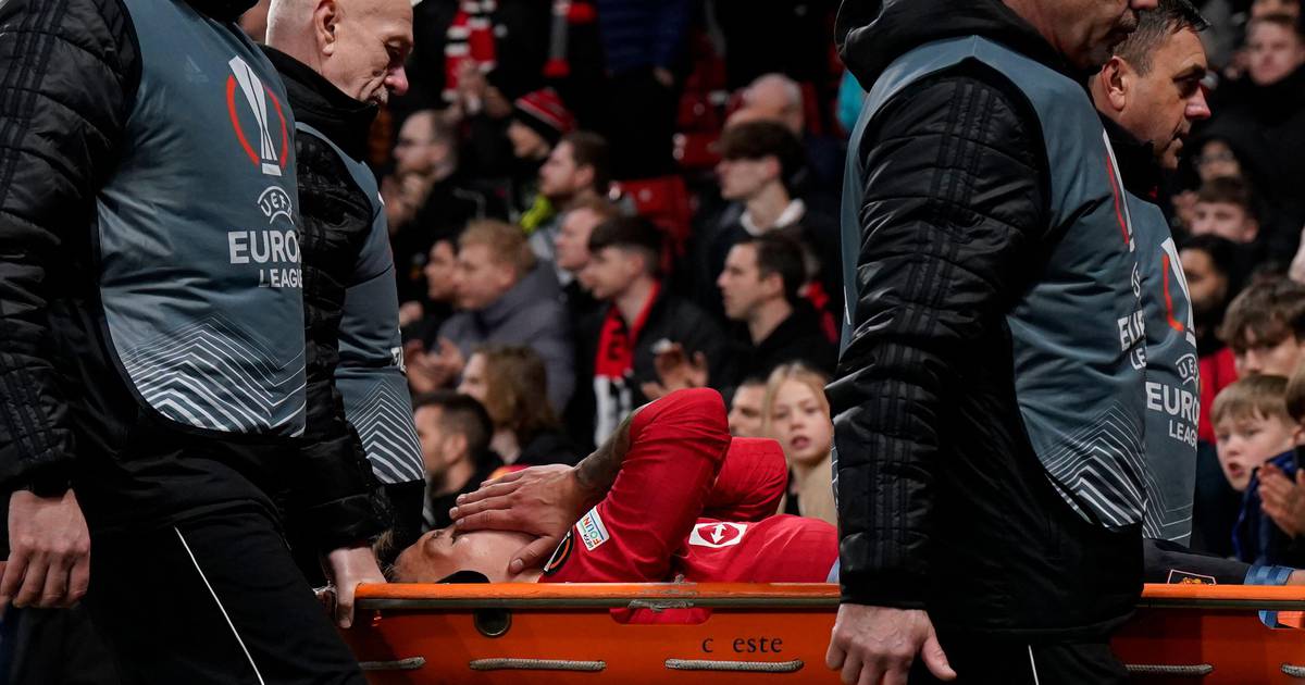 Erik ten Hag provides updates on Man United pair Martinez & Varane