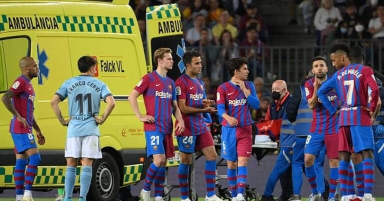 Barcelona star Ronald Araujo loaded into ambulance during Celta Vigo match after clash of heads with Gavi
