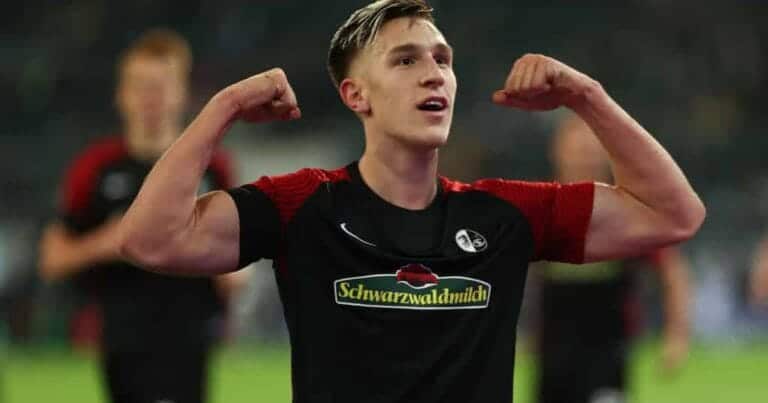 Tottenham dealt transfer blow as defensive target agrees Dortmund switch