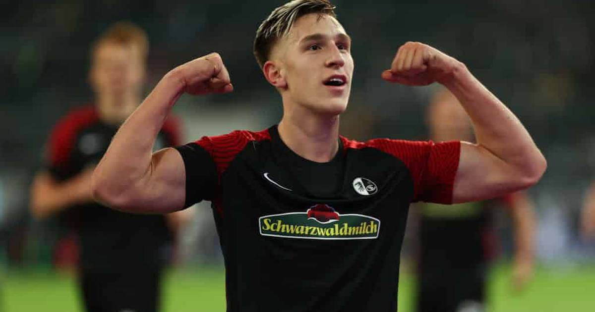 Tottenham dealt transfer blow as defensive target agrees Dortmund switch