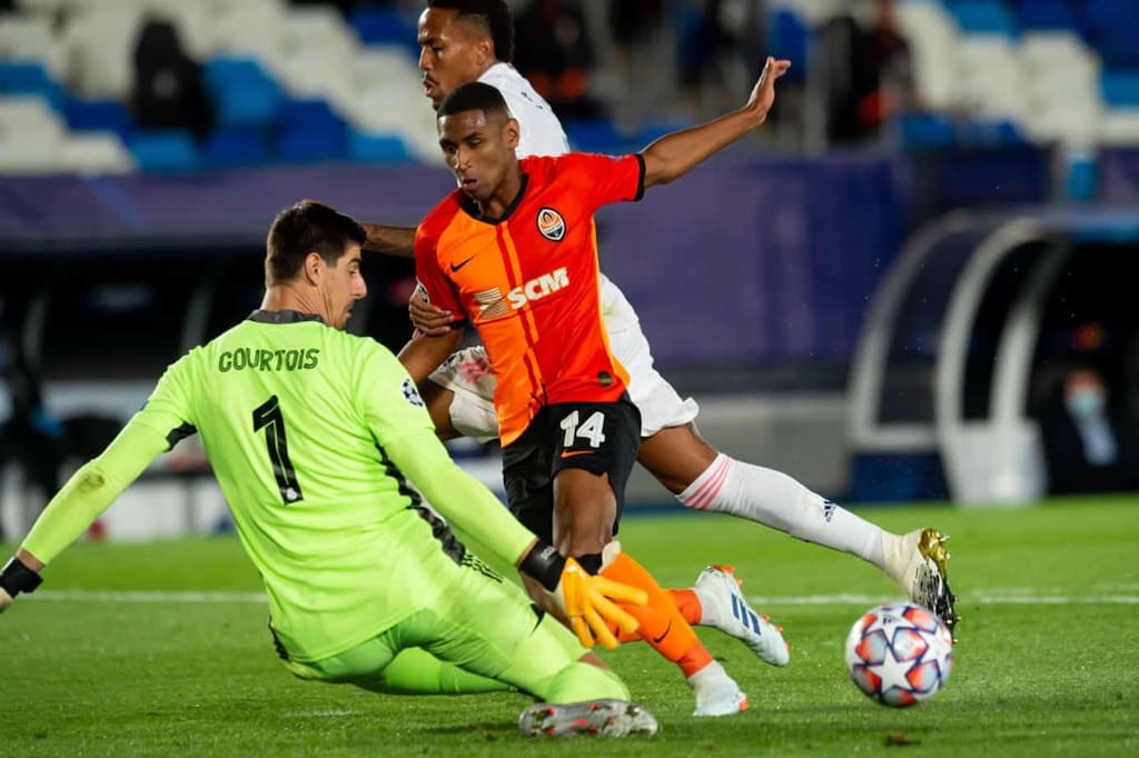 MADRID, SPAIN - OCTOBER 21: (BILD ZEITUNG OUT) goalkeeper Thibaut Courtois of Real Madrid and Tete of Shakhtar Donetsk battle for the ball during the UEFA Champions League Group B stage match between Real Madrid and Shakhtar Donetsk at Estadio Santiago Bernabeu on October 21, 2020 in Madrid, Spain. (Photo by Alejandro Rios/DeFodi Images via Getty Images)