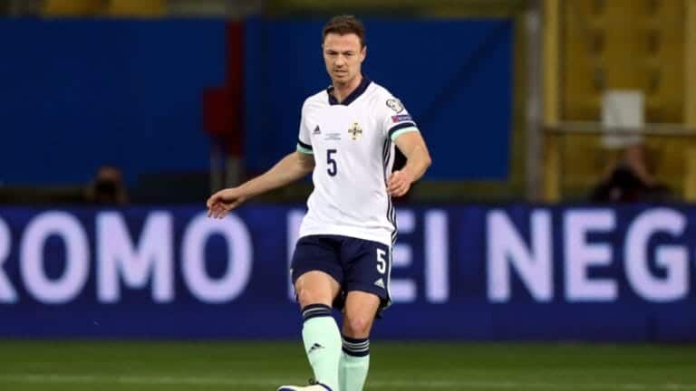 Jonny Evans signs one-year extension with Manchester United