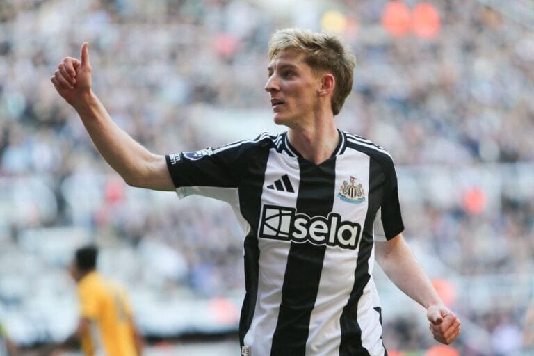 Newcastle United: Gordon signs new deal on Tyneside
