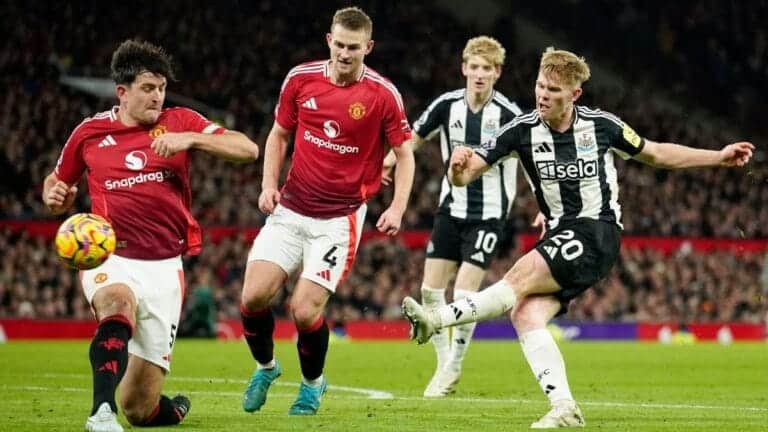 Manchester United 0-2 Newcastle: Magpies cruise past blunt Devils