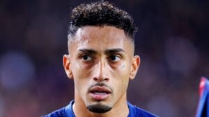 LIVE – Villarreal v Barcelona: Text commentary, updates, goals and stats as Raphinha scores, Veiga sent off