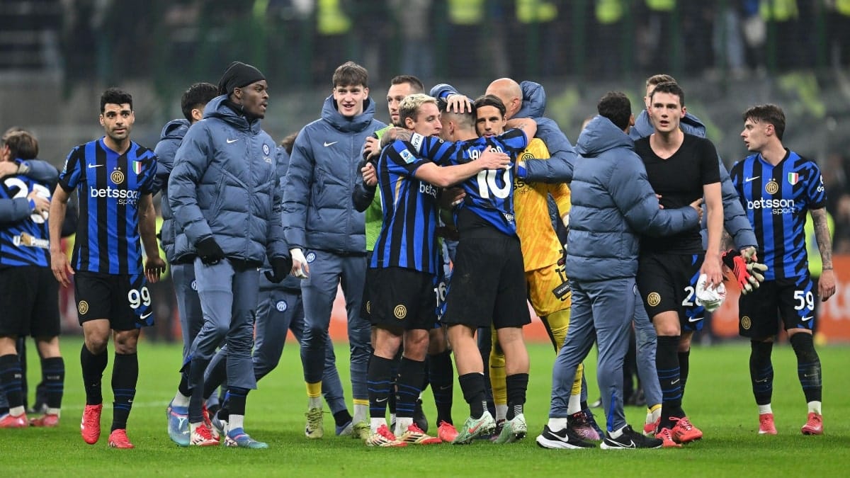 Italian champions move within one point of leaders Napoli