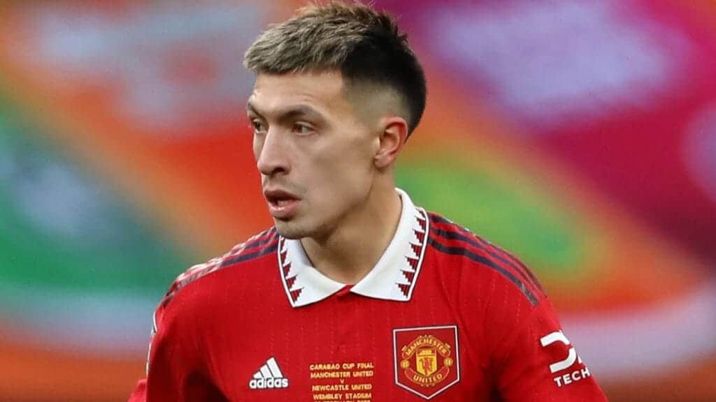 Lisandro Martinez joga futebol no Man United