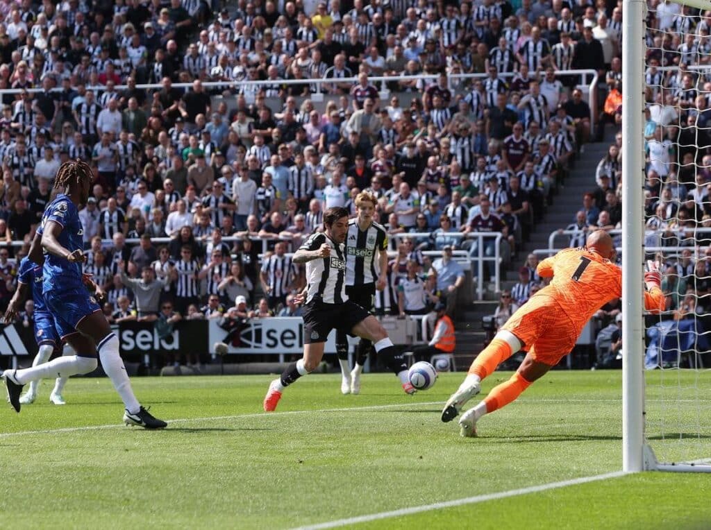 Sandro Tonali scores for Newcastle