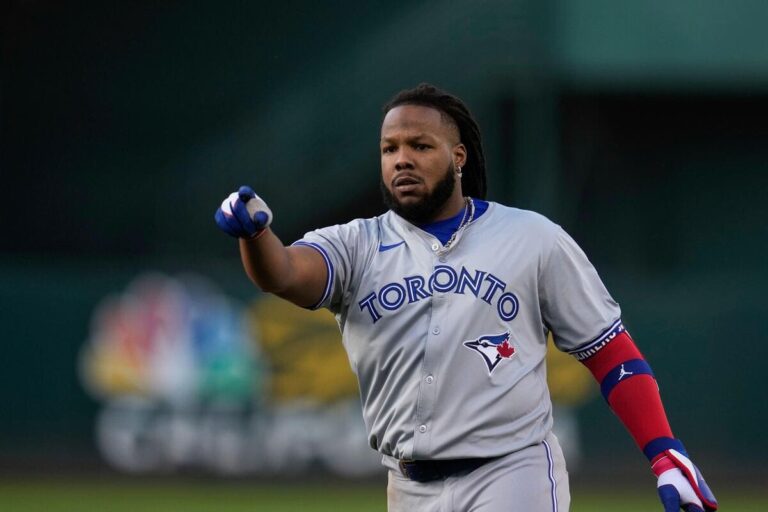 Guerrero Jr. agrees to 0 million extension with Blue Jays