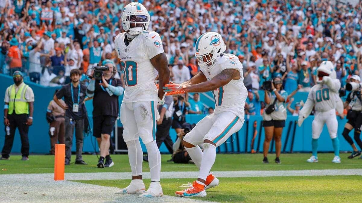 Dolphins star Tyreek Hill calls for detaining officer to be fired