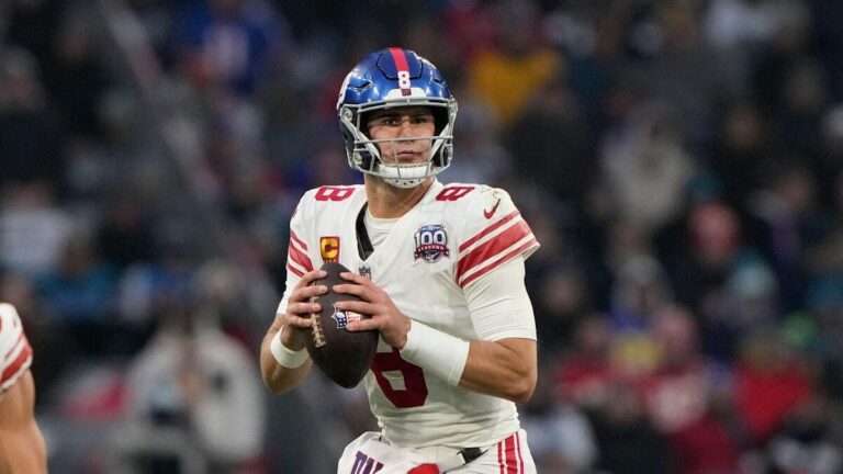 Giants QB Jones unhappy after being benched for DeVito