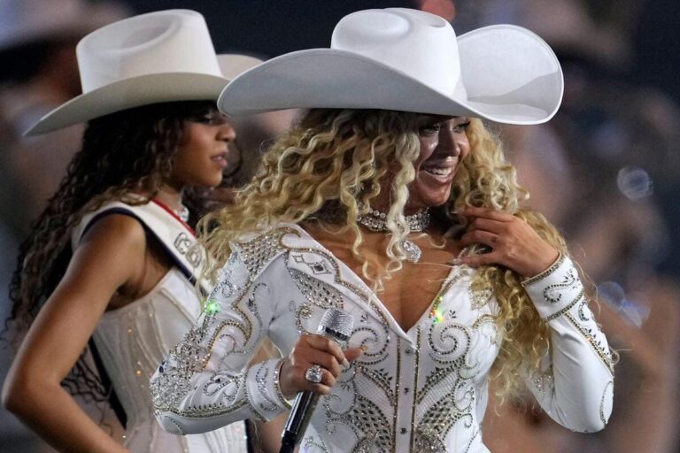 NFL: Beyonce wows; Christmas Day wins for Ravens & Chiefs
