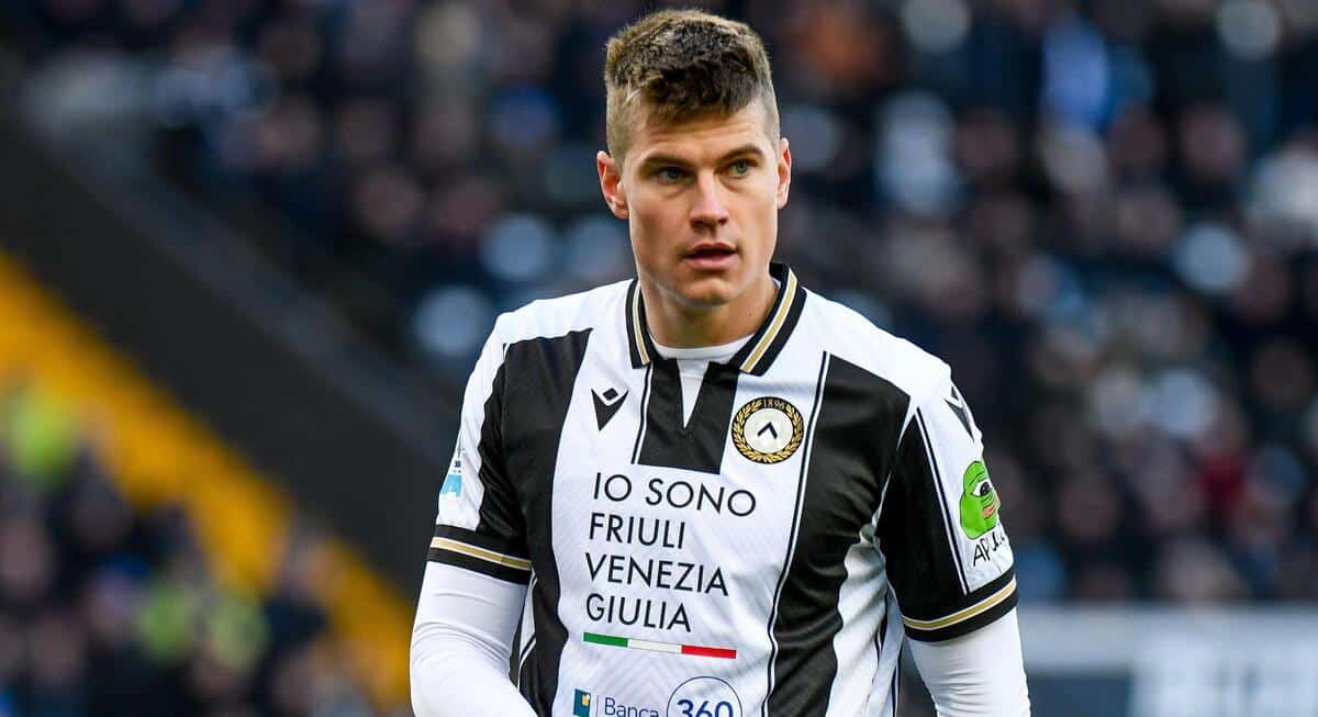 Leeds sign £15m defender Bijol