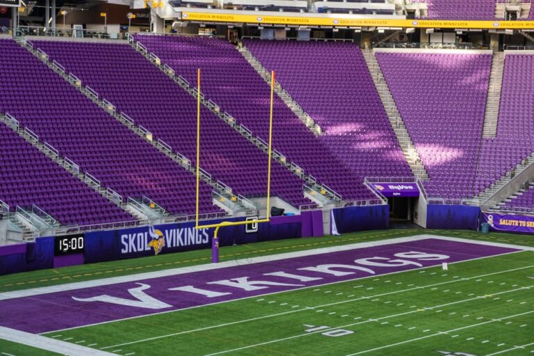 Rookie Vikings QB McCarthy to undergo knee surgery