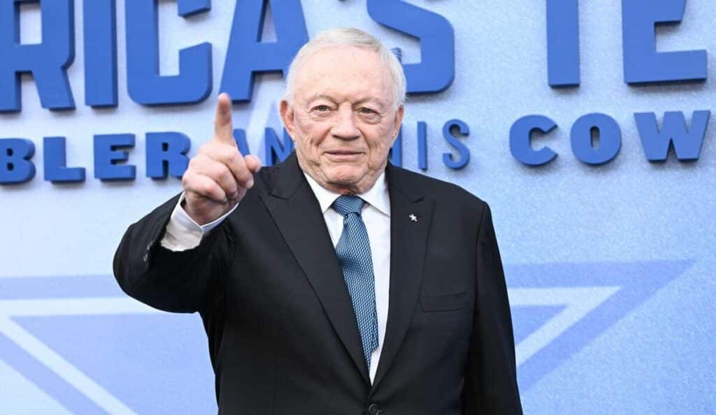 Il proprietario dei Dallas Cowboys, Jerry Jones, indica qualcosa fuori dall'inquadratura.