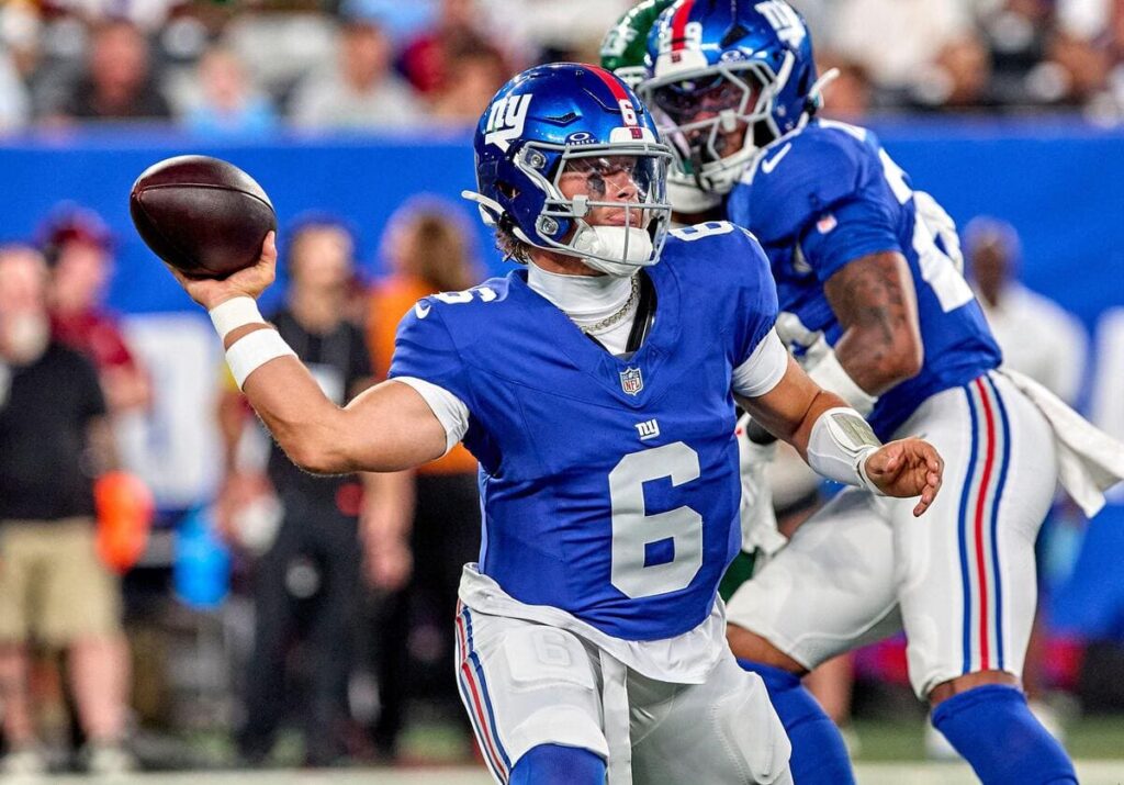 O quarterback do New York Giants, Jackson Dart, tenta um passe lateral durante um jogo de pré-temporada.