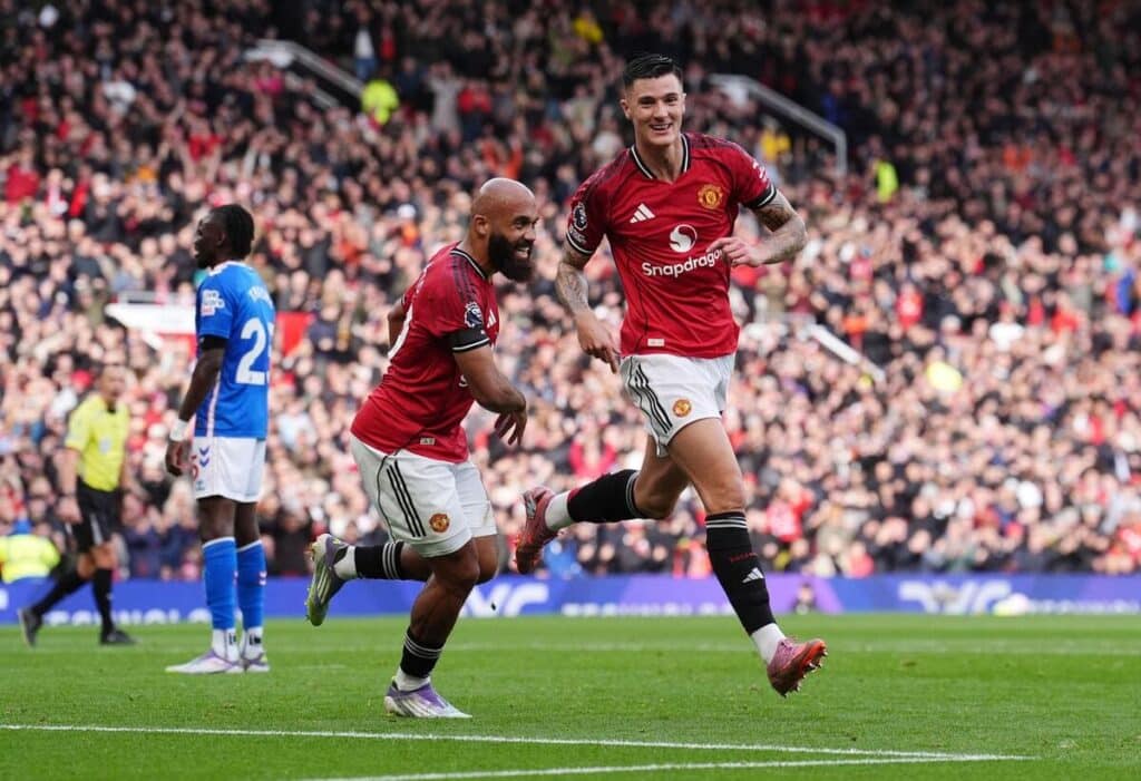 Man United v Sunderland: Live text commentary and updates
