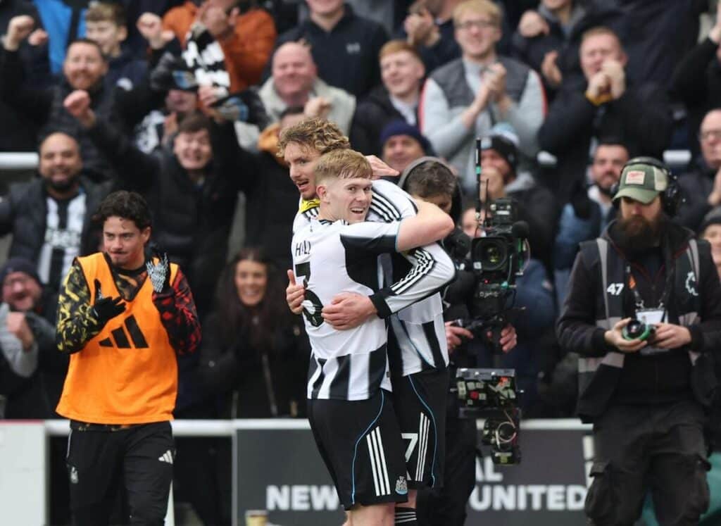 Nick Woltemade e Lewis Hall del Newcastle.