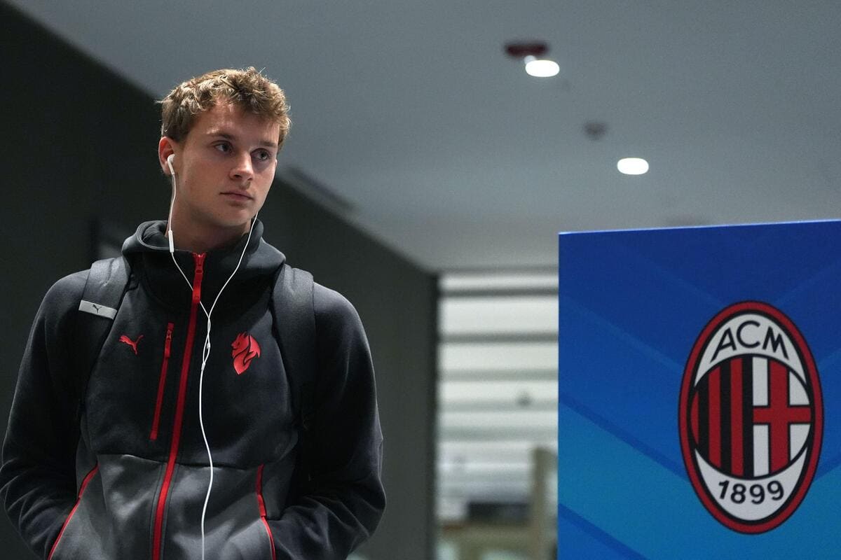 Ajax sign Zlatan Ibrahimovic's son Maximilian on loan from AC Milan