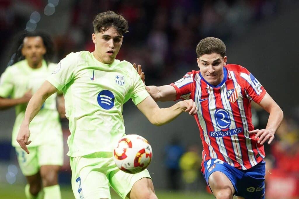 Pau Cubarsí and Julián Álvarez fight for the ball in last season's Copa del Rey semi-final