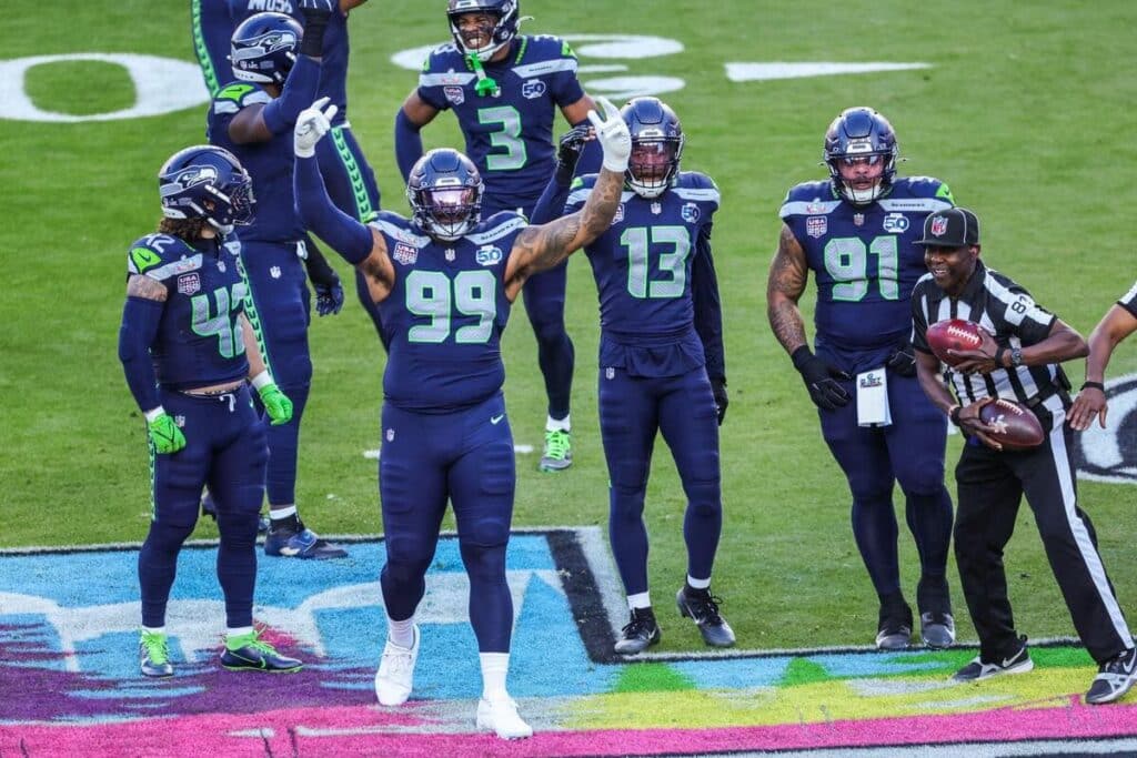 Membros da defesa do Seattle Seahawks comemoram uma jogada durante o Super Bowl LX.