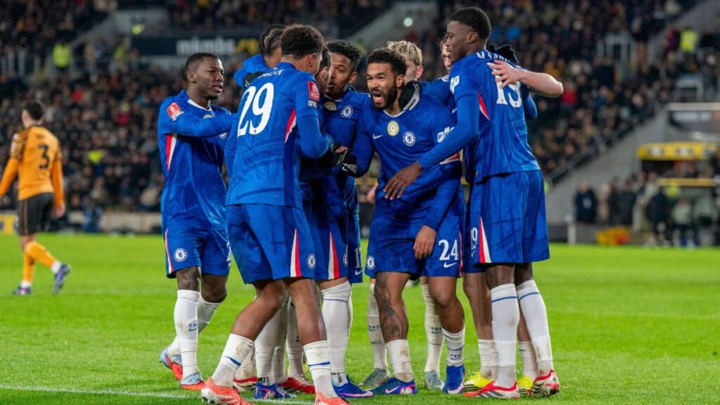 Chelsea players celebrate scoring second goal vs Hull in FA Cup