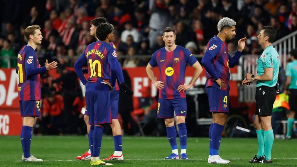 Barcelona players argue with referee after conceding late goal