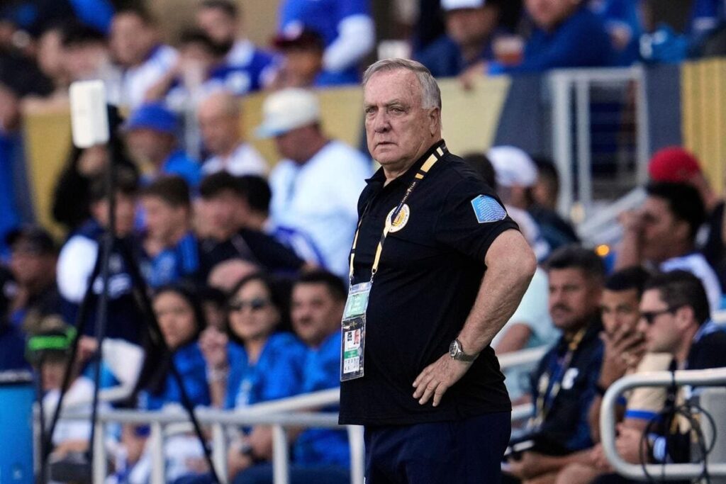 Dick Advocaat has stepped down as Curacao coach