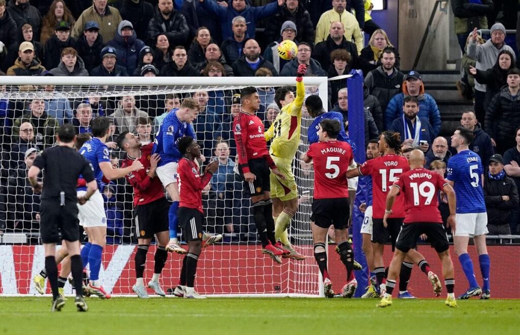 O goleiro do Manchester United, Sane Lammens, enfrenta os desafios físicos da Premier League.