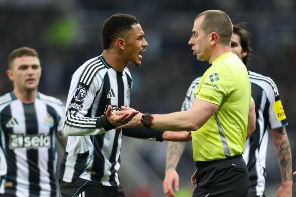 न्यूकैसल 2-1 मैनचेस्टर यूनाइटेड: ओसुला स्टनर ने 10-मैन मैगपीज़ को नाटकीय जीत दिलाई