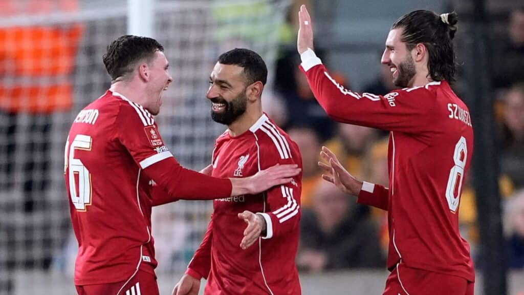 I giocatori del Liverpool festeggiano il gol contro i Wolves