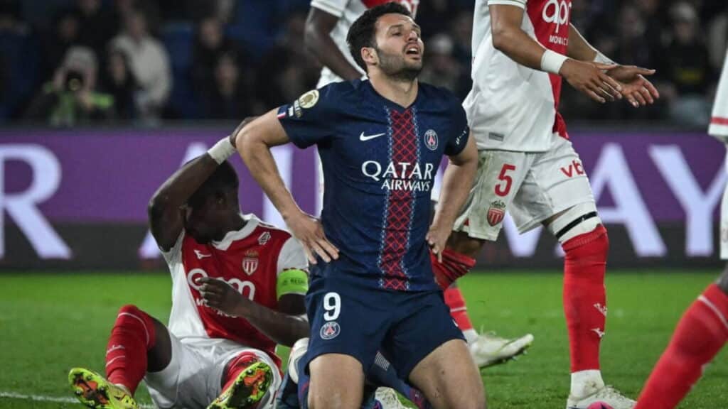 European round-up: PSG suffer title blow but Bayern score big win
