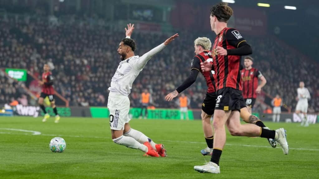 Matheus Cunha vince un rigore per il Manchester United