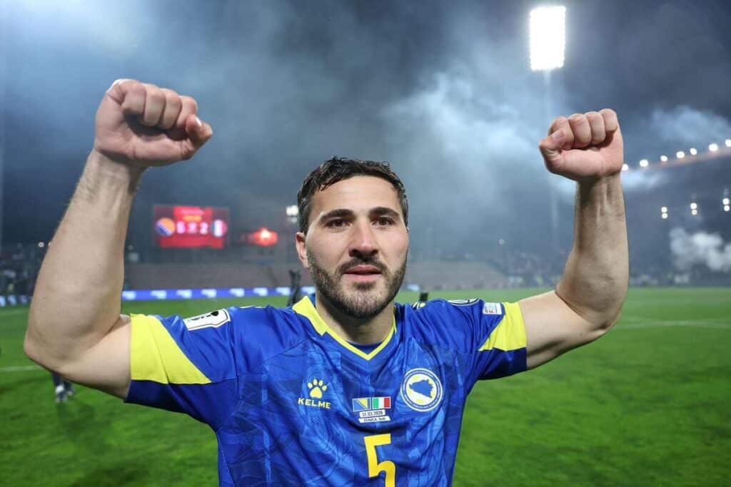 Saed Kolasinac della Bosnia-Erzegovina esulta battendo l'Italia ai rigori.