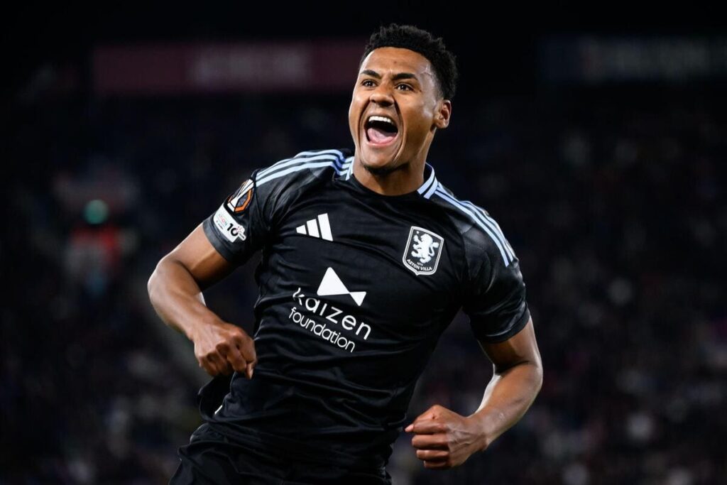 Ollie Watkins celebra il punteggio per l'Aston Villa
