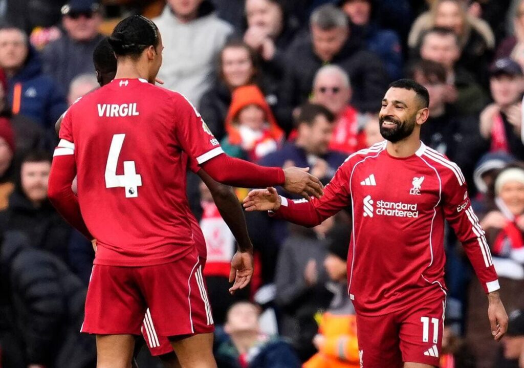 Mohamed Salah festeggia il gol del Liverpool contro il Fulham.