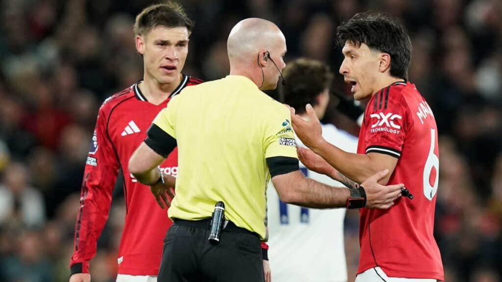 Manchester United players complain after red card
